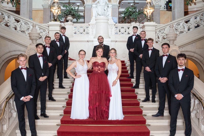 Maturantinnen und Maturanten auf der Treppe im Congress Graz