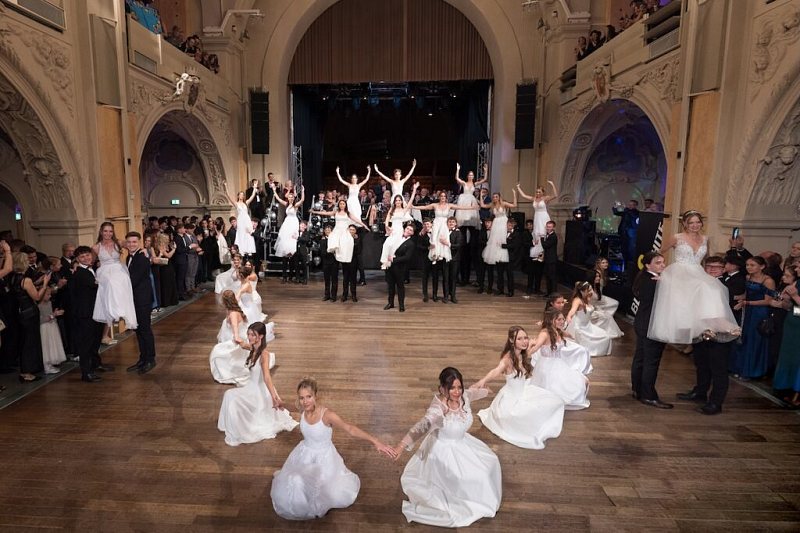 Eröffnungstanz im vollen Saal des VAZ Judenburg, von oben fotografiert