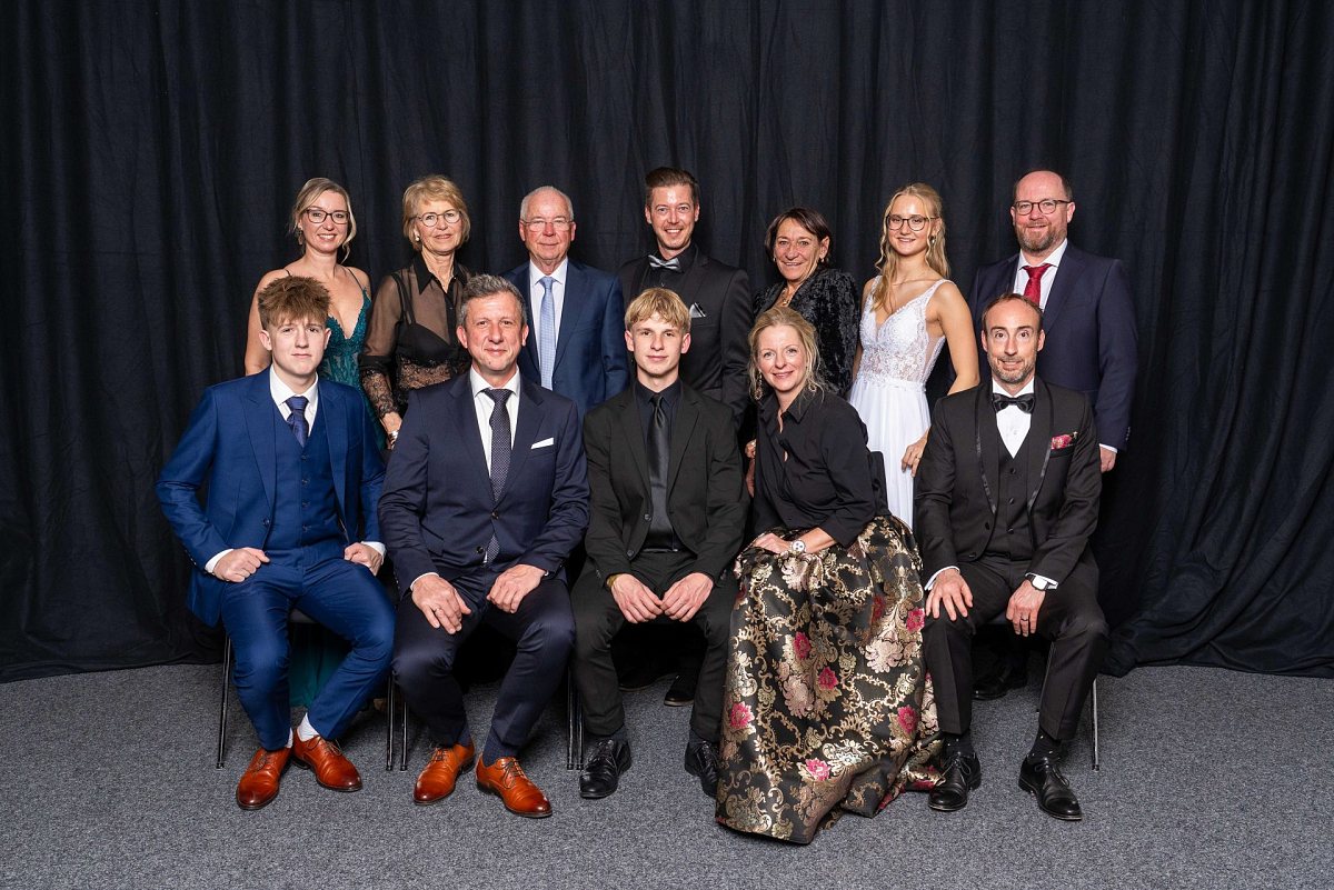 Familienportrait vor schwarzem Hintergrund