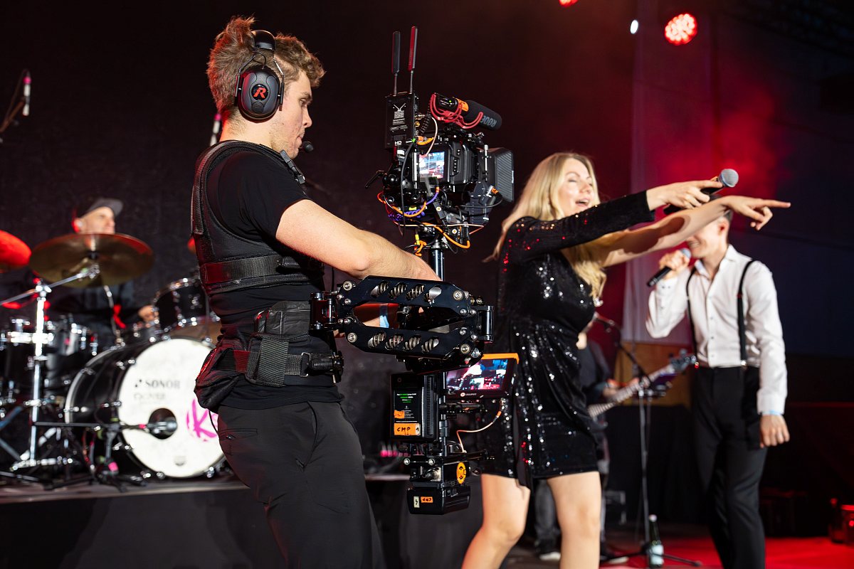 Aufnahme mit Gimbal direkt vor der Bühne, während die Band spielt